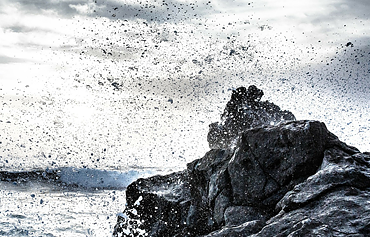 Splashing water on a mountainous coast